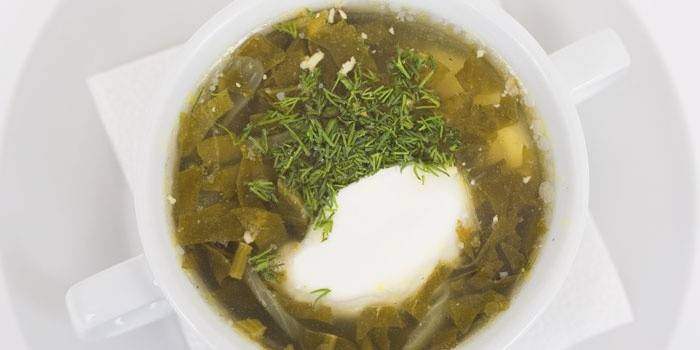 Суп со щавелем, сметаной и свежей зеленью