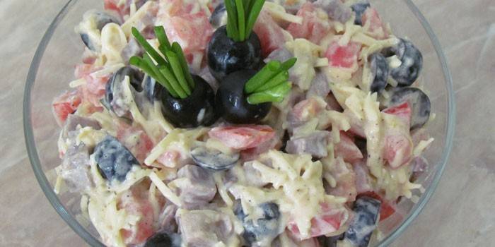 Салат с маслинами, вареным телячим языком и сыром