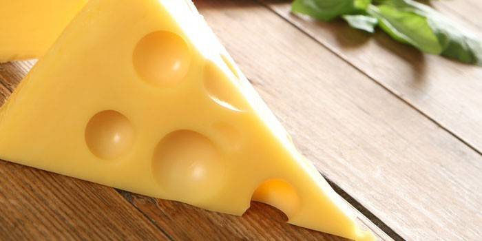 Кусок твердого сыра