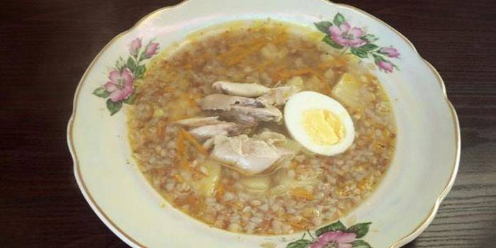 Гречневый суп с мясом курицы и яйцом