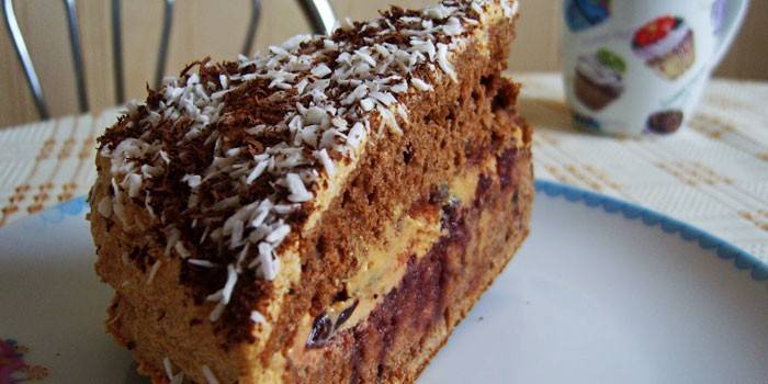 Кусочек домашнего торта с вишней, шоколадом и кокосовой стружкой