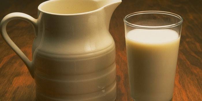 Топленое молоко в стакане и кувшине