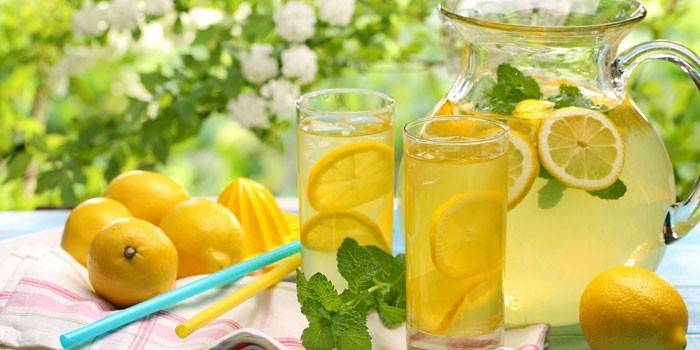 Лимонная вода в кувшине и стаканах