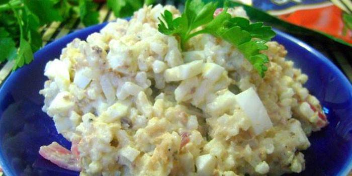Тарелка с рисовым салатом с консервированной рыбой