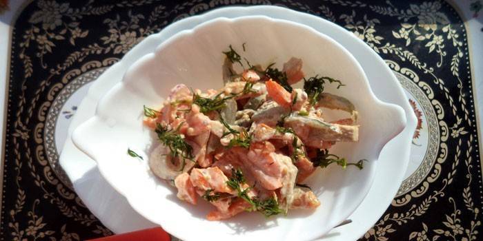 Салат со свининой и маринованным луком