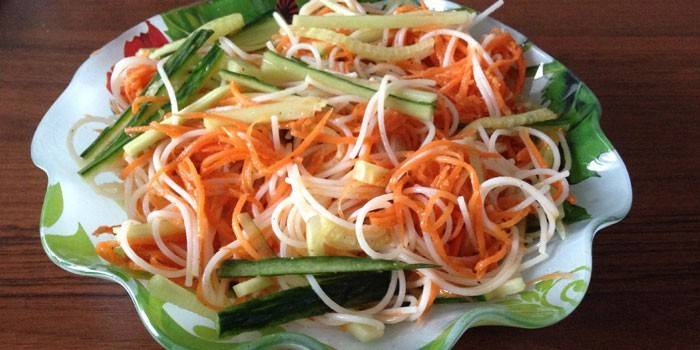 Салат из корейской моркови, свежих огурцов и фунчозы