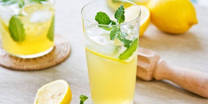 Лимонный коктейль с мятой в стакане