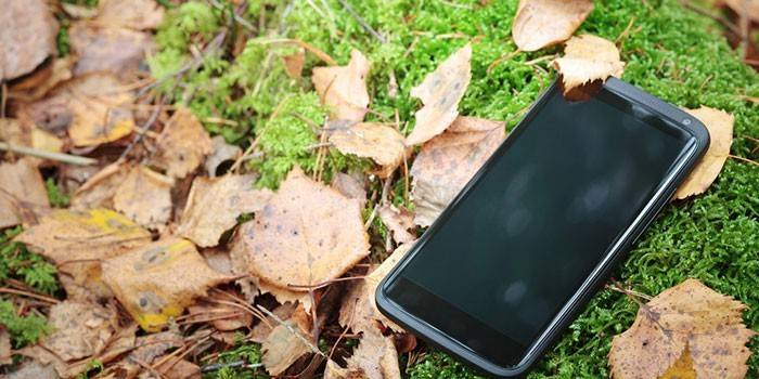 Мобильный телефон на траве