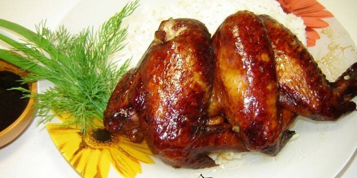 Запеченные куриные крылышки маринованные в соевом соусе с медом