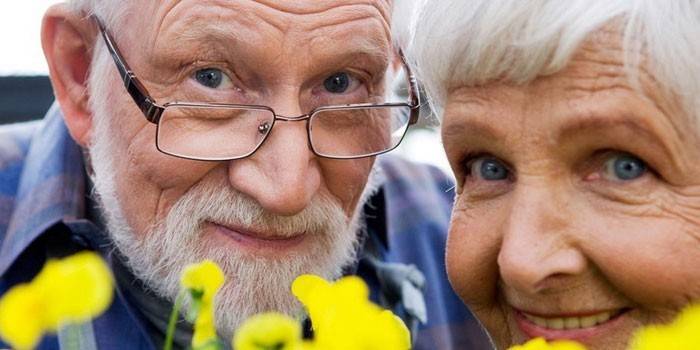 Пожилые мужчина и женщина