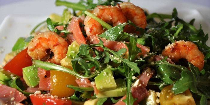 Салат с морепродуктами и овощами заправленный соусом терияки