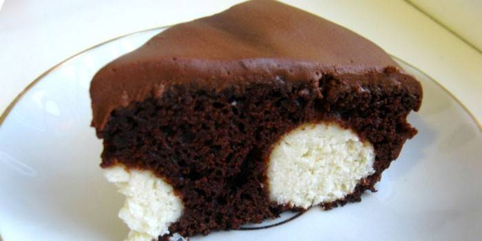 Шоколадный пирог с шариками из творога