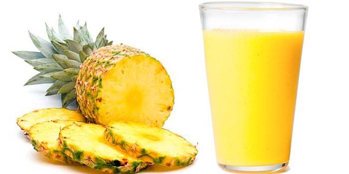 Ананасовый сок в стакане и ананас