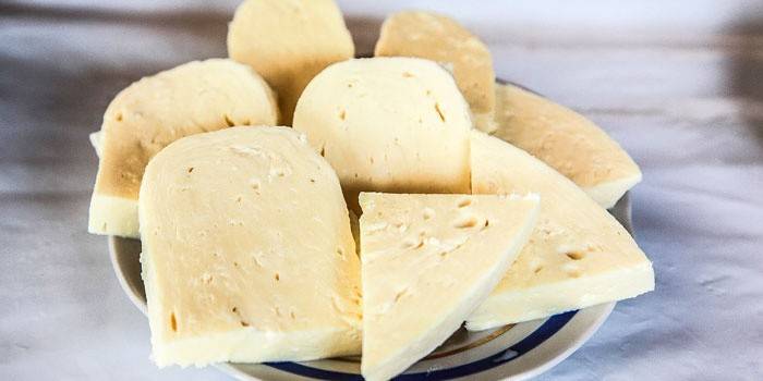 Осетинский сыр в тарелочке
