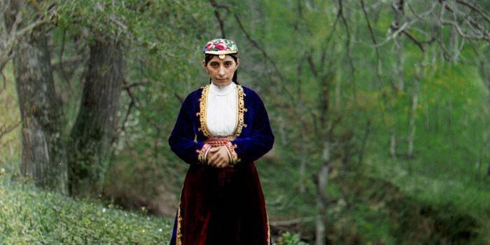 Девушка в национальном армянском костюме