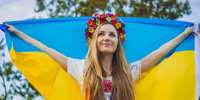 Девушка с украинским прапором