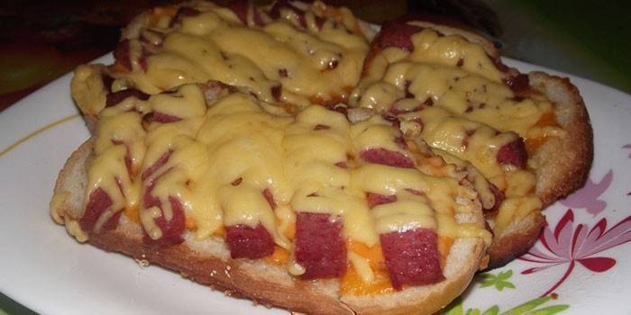 Запеченные бутерброды с колбасой и сыром
