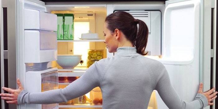 Девушка перед холодильником