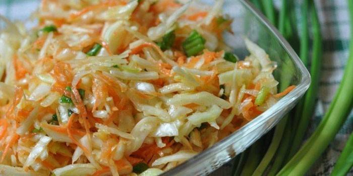 Салат из капусты с уксусом и морковью