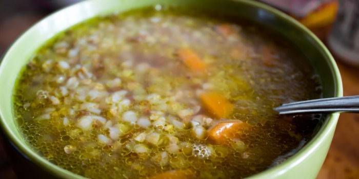 Постный суп с гречкой в тарелке