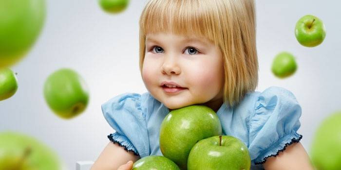 Девочка и яблоки