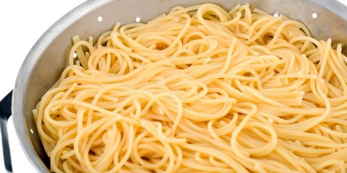 Вареные спагетти в дуршлаге 