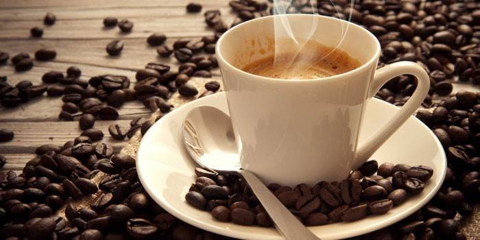 Чашка кофе и зерна кофе
