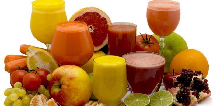 Фруктовые и овощные соки в бокалах, овощи и фрукты