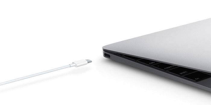 Ноутбук и USB кабель