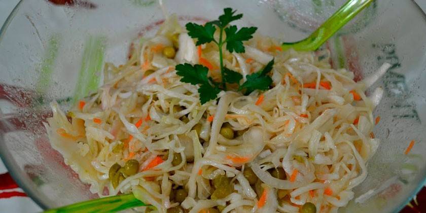 Салат из квашеной капусты с горошком