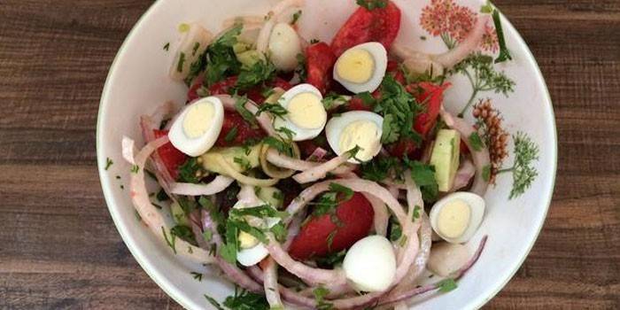 Помидорный салат с перепелиными яйцами 