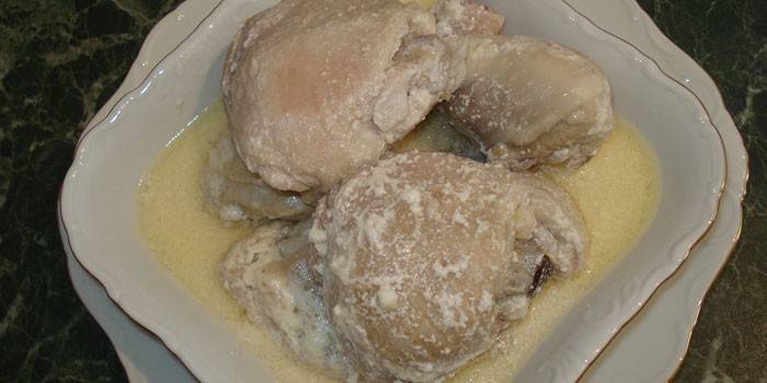 Кусочки курицы в чесночно-сметанном соусе