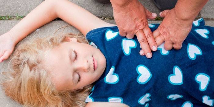 Ребенку делают непрямой массаж сердца