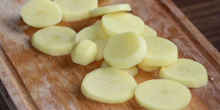 Нарезанный кружочками картофель