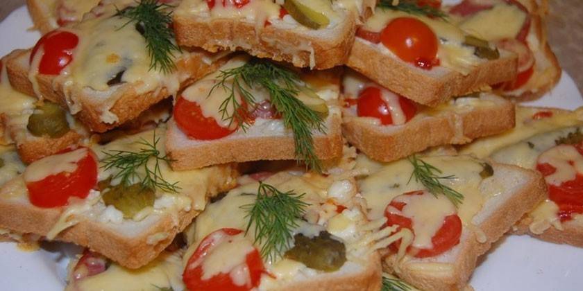 Горячие бутерброды с черри и сыром