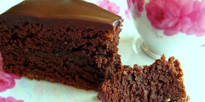 Кусочек шоколадного бисквитного торта
