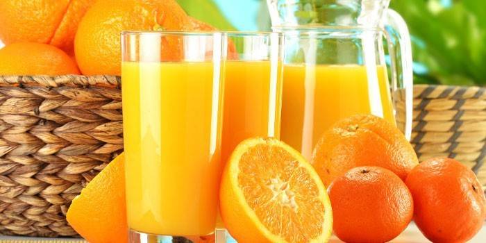 Апельсиновый сок в графине и стаканах, цитрусовые фрукты
