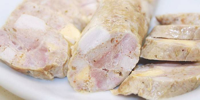 Домашняя колбаса из рубленого куриного мяса