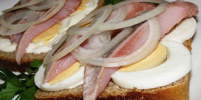 Бутерброды с селедкой и яйцом