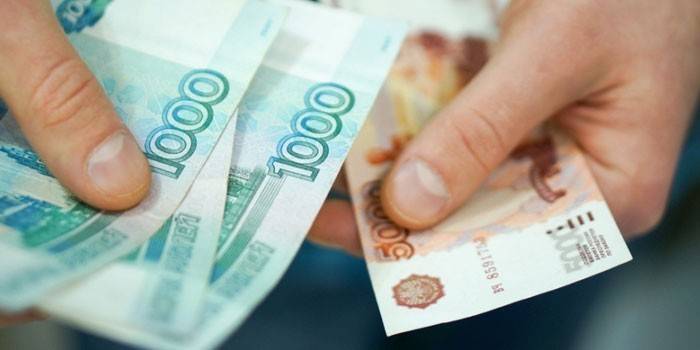 Денежные купюры в руках