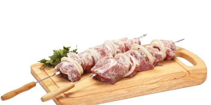 Маринованные куски свинины с луком на шампурах