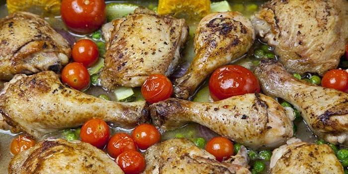 Запеченная курица с овощами в духовке