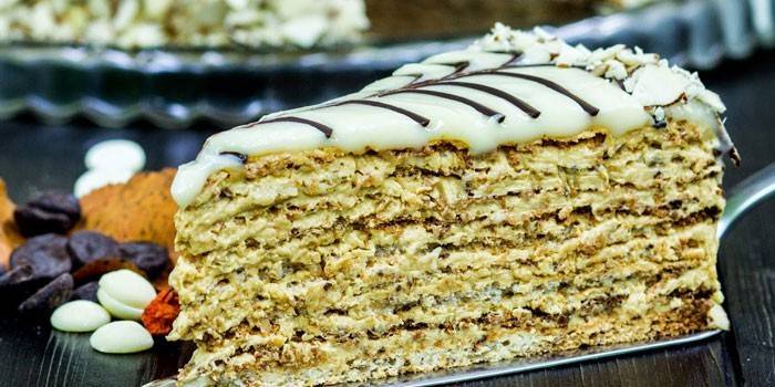 Кусочек торта Эстерхази с грецкими орехами