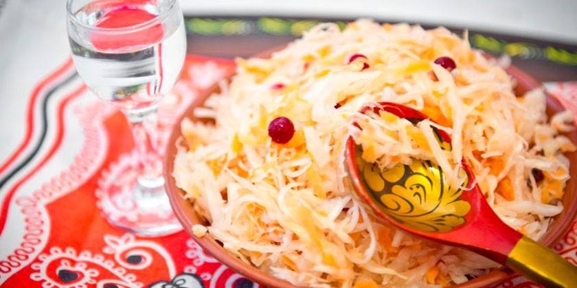 Салат из квашеной капусты с яблоком