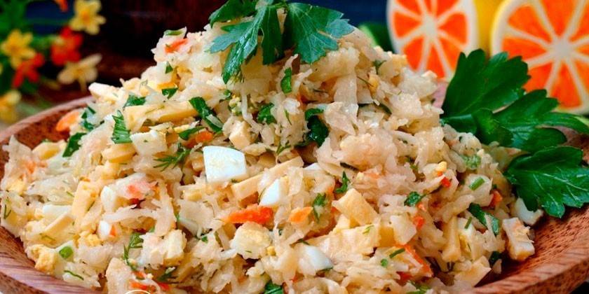 Салат из квашеной капусты с яйцом