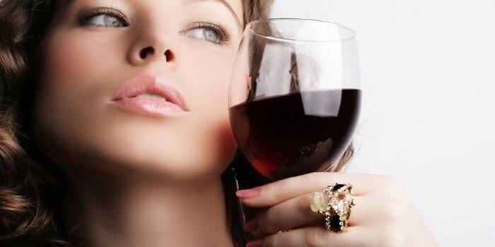Женщина с бокалом вина