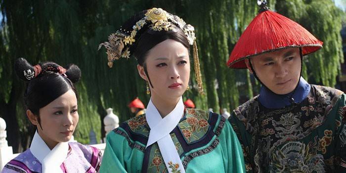 Девушки и парень в национальных китайских костюмах
