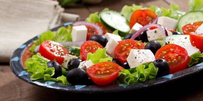 Классический греческий салат на тарелке