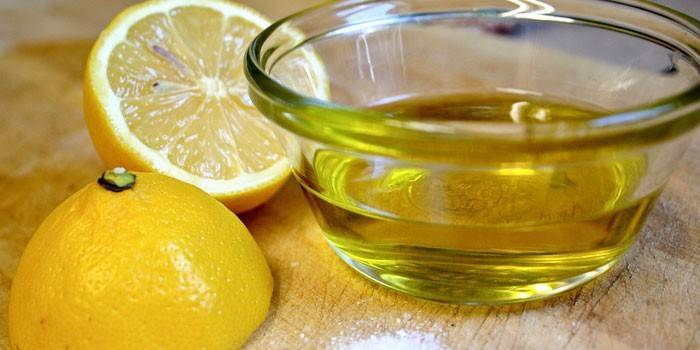 Половинки лимона и оливковое масло