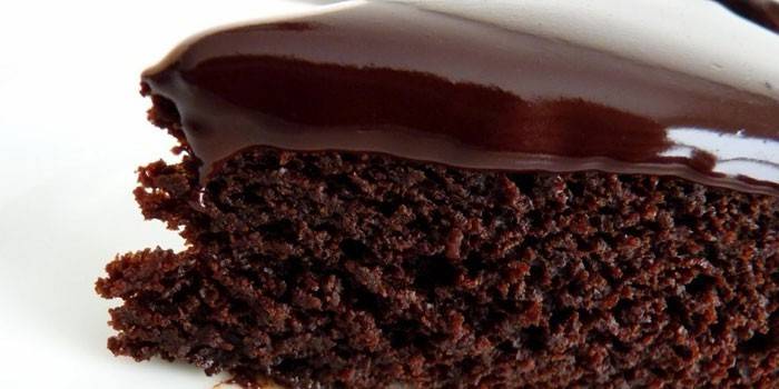 Шоколадный торт под зеркальной шоколадной глазурью